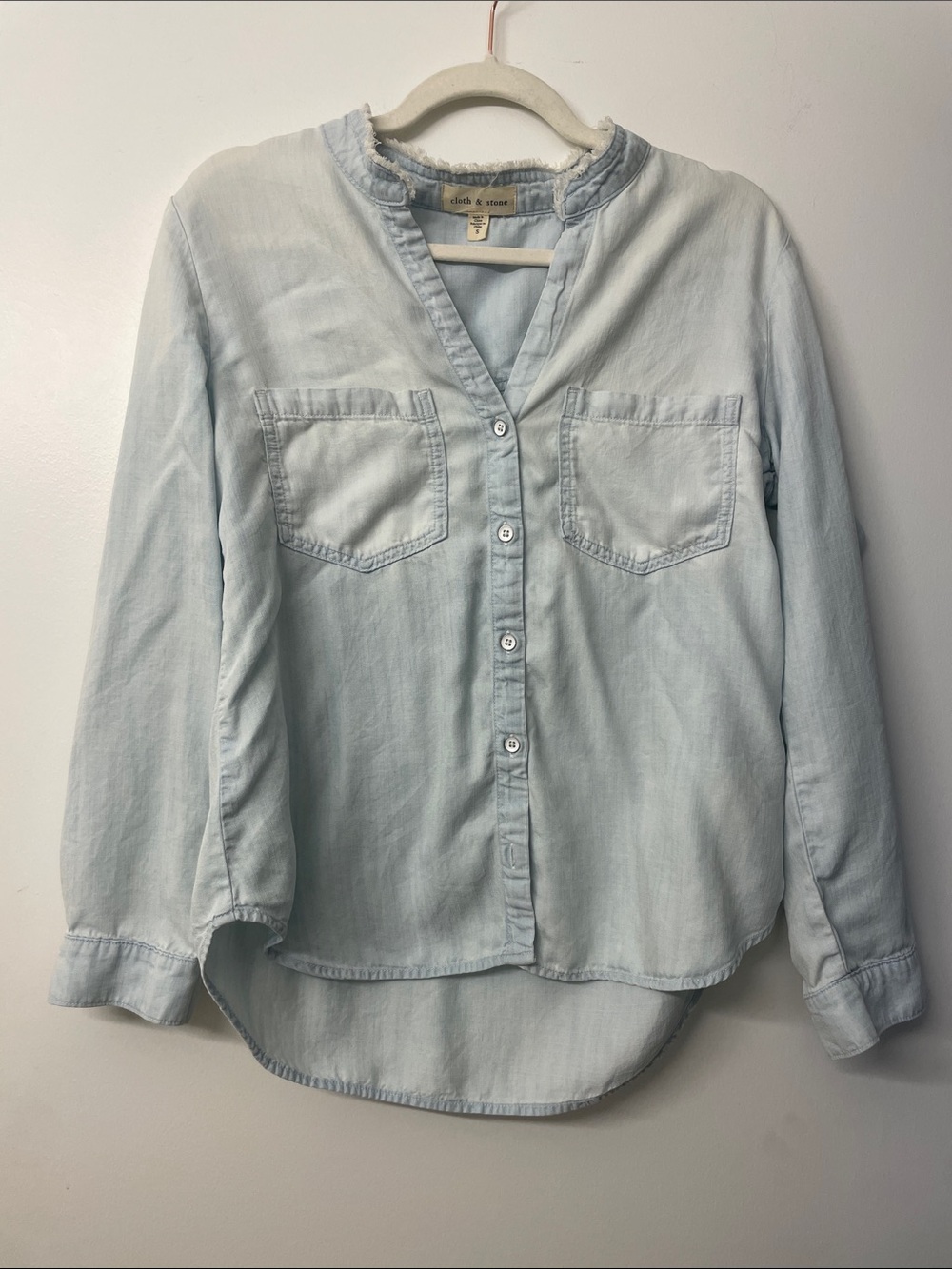 cloth & stone Light Blue Chambray Button-Front Shirt with Frayed Collar